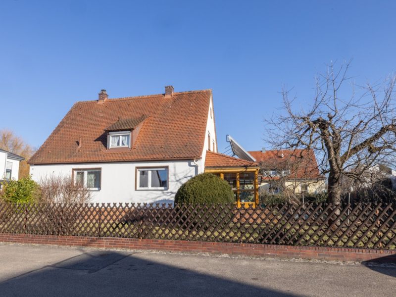 VERKAUFT: Freist. Einfamilienhaus in Katzwang sucht junge Familie!