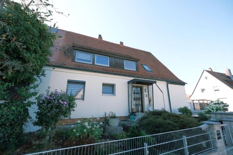 Adrettes 2-Familienhaus mit großem Garten in Nürnberg - Süd / Haus kaufen