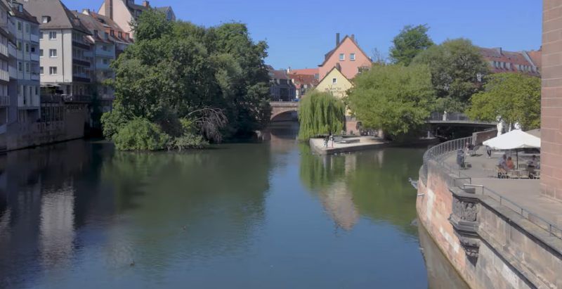 Idyllischer Blick auf die Pegnitz in St. Sebald – historisches Altstadtflair trifft auf hohe Lebensqualität im Herzen Nürnbergs.