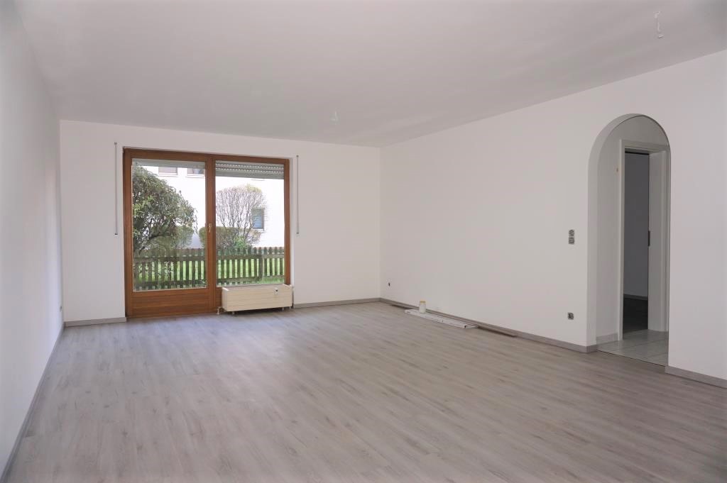 Mit eigener Terrasse und kl. Privatgarten: TOP 2 Zi. Whg. in Schniegling / Wohnung mieten
